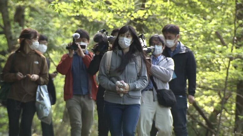 今年4月、捜索現場を訪れた小倉美咲さんの母・とも子さんが取材に応じた