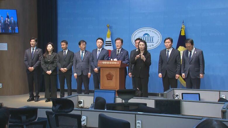 李在明氏と、選挙陣営の柱となる「共に民主党」議員たち（2025年4月11日）