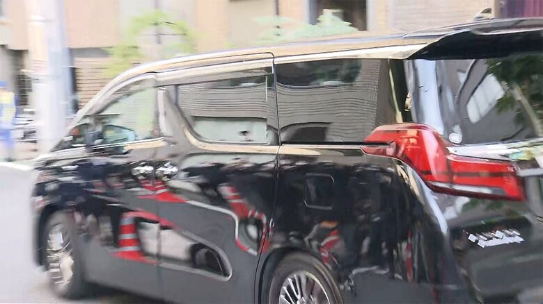 小室夫妻を乗せた車