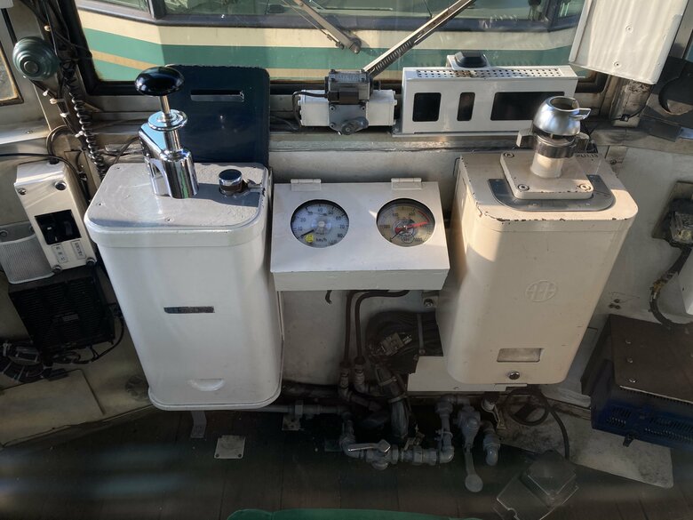 運転台（305編成）