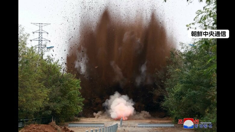 17日付の労働新聞の一面に掲載された道路や鉄道が爆破される瞬間の写真