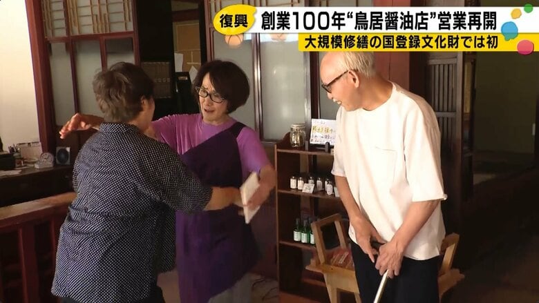 馴染みの客とハグ