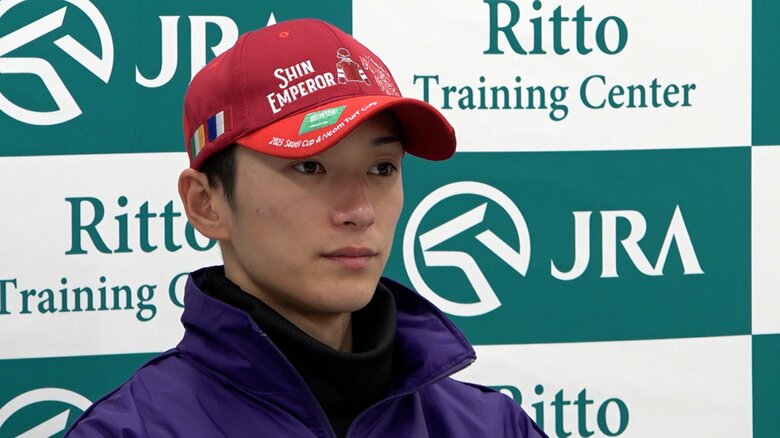 共同会見を行う坂井瑠星騎手