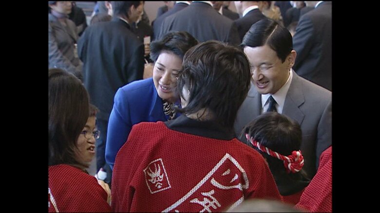 子供たちと懇談される皇太子ご夫妻