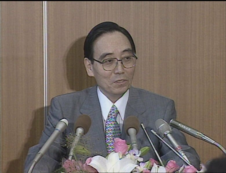 公務に復帰し会見した国松長官（当時）1995年6月