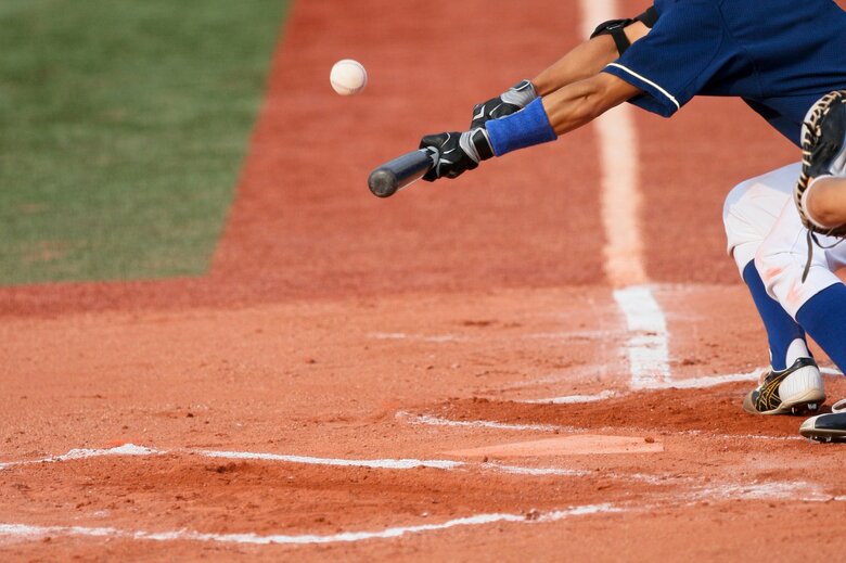 スクイズはサインを出す側も高いリスクを背負う（画像：イメージ）