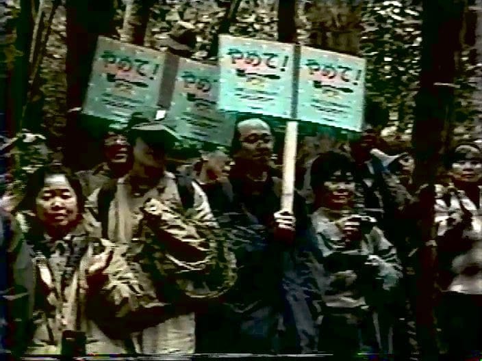 廃棄物の第2処分場の建設に反対する地元住民。東京・日の出町