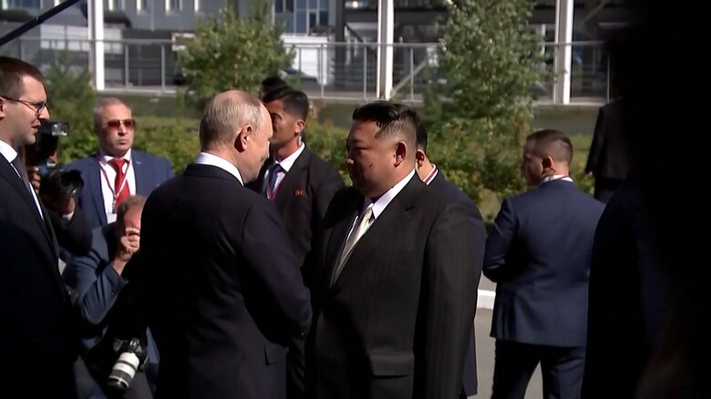 金総書記を出迎えるプーチン大統領（13日　ロシア・アムール州）