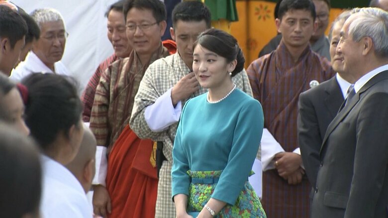 ブータン訪問の際にエメラルドグリーンの装いだった小室眞子さん　2017年6月