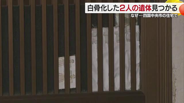 玄関には厄除けのお札のようなものが