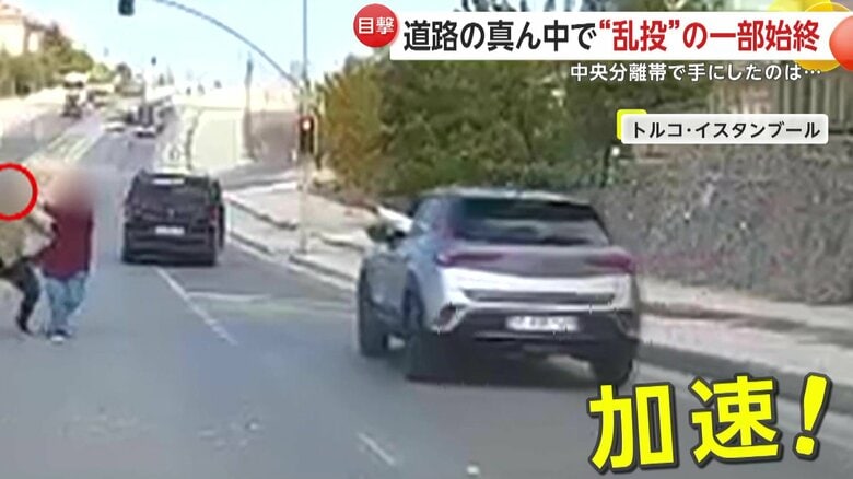 怒る運転手の横で急いで走り去る車（IHA）