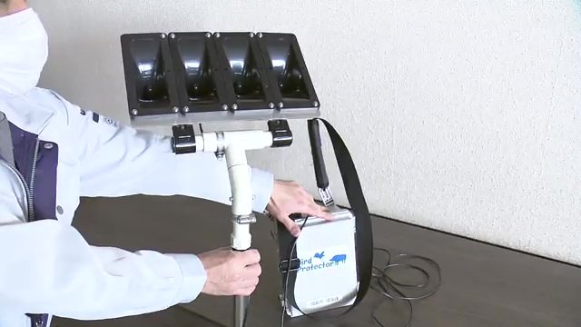 対策として特殊な波動でカラスを追い払う装置を設置