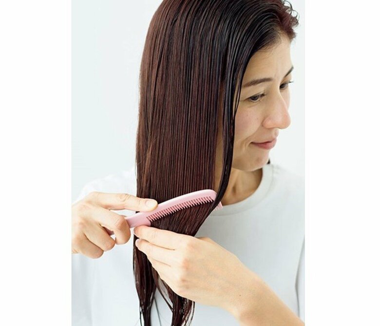 トリートメントをつけたら、クシでさっととかす