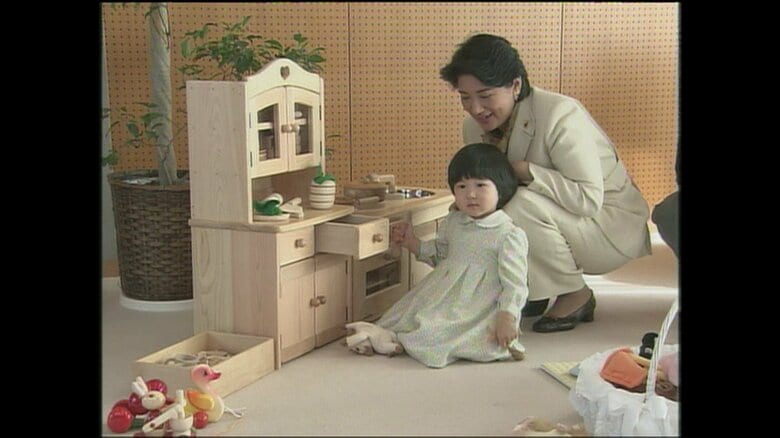 おもちゃのキッチンで遊ぶ愛子さま（東宮御所）