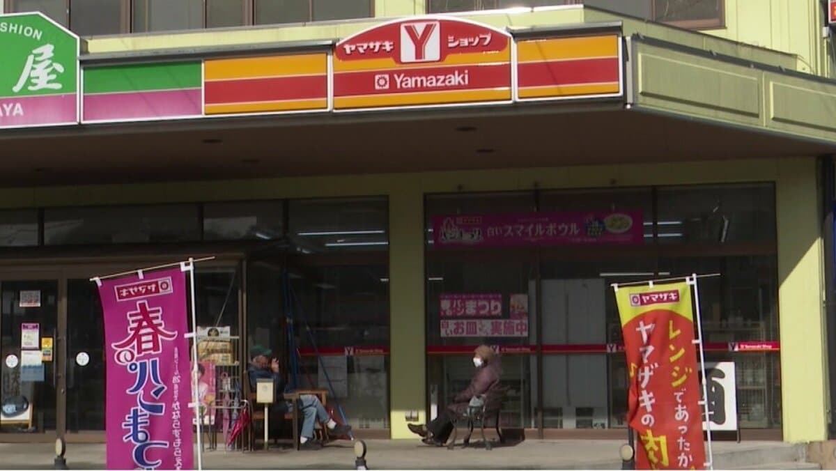 洋服も布団も…一般のコンビニより個性的な「Yショップ」 山あい 洋服も布団も…一般のコンビニより個性的な「Yショップ」 山あい