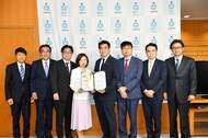 「再生医療で描く日本の未来研究会」が文部科学省に提言書を申し入れ、松本洋平文部科学大臣に手交。