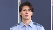 サッカー中村敬斗が警察官の制服姿で登場　前日夜から並んだファンも　千葉県警の「闇バイトの加担防止広報官」に
