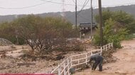 【現場報告】土砂でせき止められた川　川の水が行き場を失い道路に…　住民が手作業で土砂をかき出す様子も　石川・羽咋市