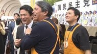 メーデーブースで中道・小川氏「色々ある」　国民・榛葉氏「あるのはそっち」　両党の距離感にじませる一幕　中道・伊佐氏「ブースは遠いが本当は近い」
