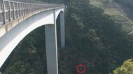 高低差215m…日本一のバンジージャンプが岐阜にあった 橋の上から真っ逆さまの7秒間は「空飛ぶ感じ」