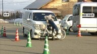 「衝撃に声も出ない」スタントマンによる危険運転の実演　自転車通学の高校生に車目線での危ない瞬間体験会　秋田