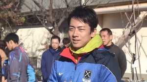 小泉進次郎氏「人と違っていい」 子どもたちに“初蹴り”で思い語る