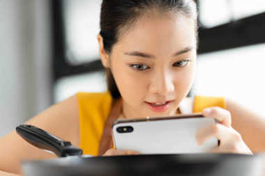 なぜ人はSNSに投稿したくなるのか…“映え”意識の背景には何がある?