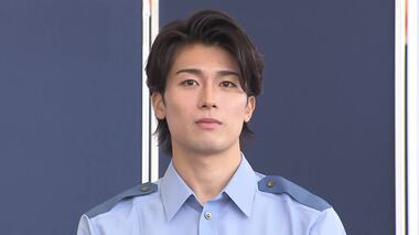サッカー中村敬斗が警察官の制服姿で登場　前日夜から並んだファンも　千葉県警の「闇バ…