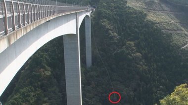 高低差215m…日本一のバンジージャンプが岐阜にあった 橋の上から真っ逆さまの7秒間は「空飛ぶ感じ」