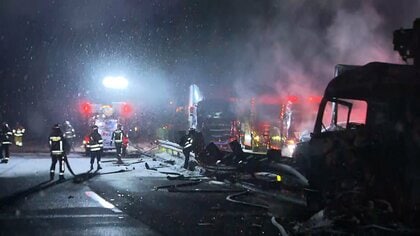 関越道で多重事故…少なくとも21人けが　トラックなど10台以上　車両火災で消火活動続く