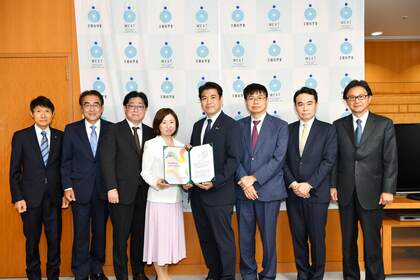 「再生医療で描く日本の未来研究会」が文部科学省に提言書を申し入れ、松本洋平文部科学大臣に手交。