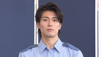 サッカー中村敬斗が警察官の制服姿で登場　前日夜から並んだファンも　千葉県警の「闇バイトの加担防止広報官」に