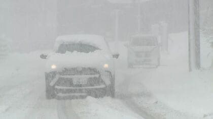 【突然の大雪で雪景色】日本海側を中心に降り注ぐ雪…旭川市では今シーズン初の積雪_留萌市では暴風の影響で70代の女性が骨折をする大ケガ＿慌てて車のタイヤ交換をする人の姿も