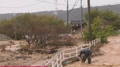【現場報告】土砂でせき止められた川　川の水が行き場を失い道路に…　住民が手作業で土砂をかき出す様子も　石川・羽咋市