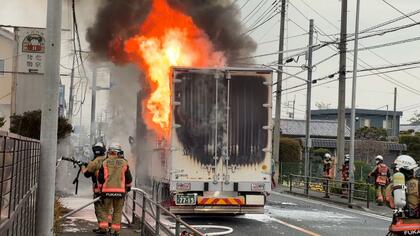 紙やラップなど積んだトラック炎上　埼玉・深谷市の国道で黒煙立ち上る　約1時間後に消し止められ運転手は避難