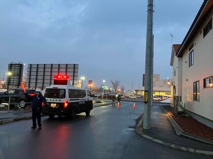 T字路交差点横断中に…高齢女性とみられる人が乗用車にはねられる―胸の痛みを訴え”病院搬送”現場は住宅街近く『大型SC横』の市道で車通り多い場所〈北海道苫小牧市〉