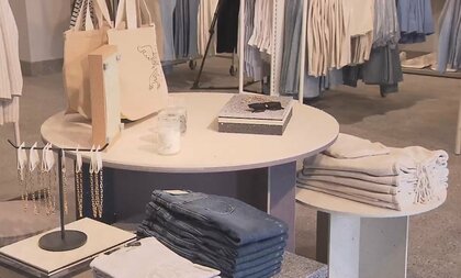 服を再利用し商品棚に H&Mが“地球に優しい”新店舗オープン 専門家に聞く「EC時代の店舗づくり」