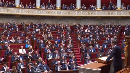 フランス首相、年金改革の一時停止を提案　不信任案回避に向け野党に譲歩