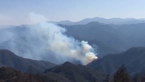 群馬・上野村で山林火災　鎮火のめど立たず　22日からはヘリ加わり消火活動へ