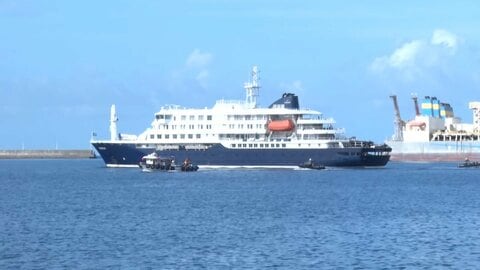 クルーズ船から下船始まる　ハンタウイルス集団感染か