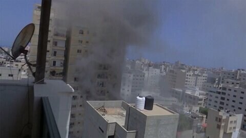 大規模な応酬に イスラエルとガザ ロケット弾130発も