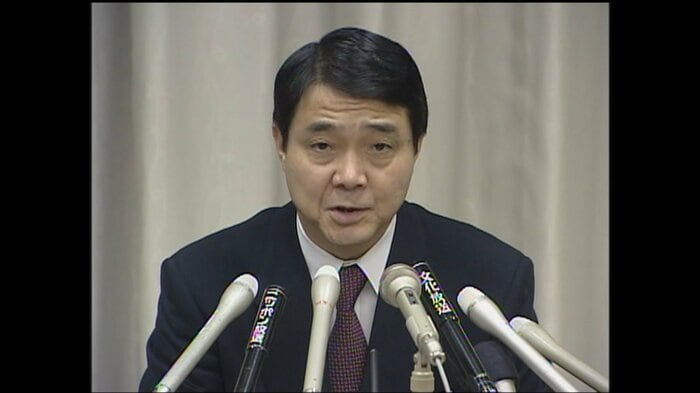 逮捕について会見で説明する警視庁公安一課の永井力課長(当時) 2004年7月7日