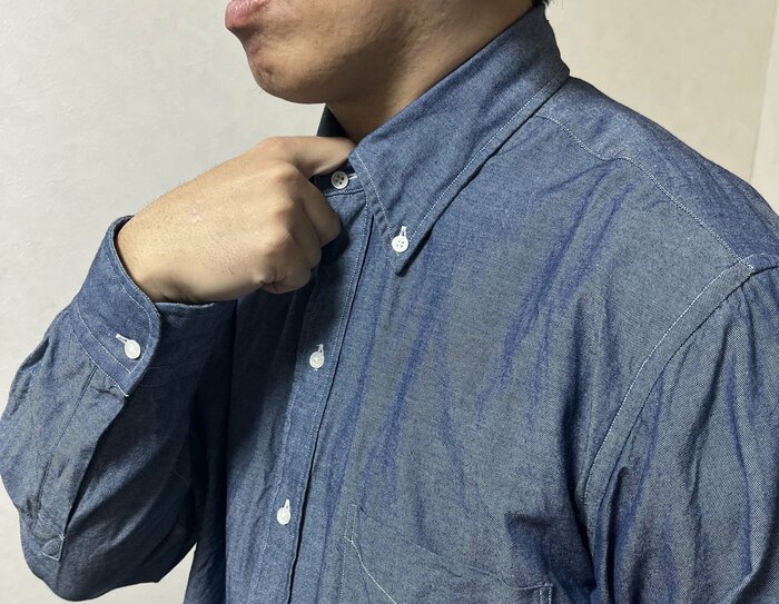 人差し指が一本入るくらい首にゆとりが理想（特集班撮影）