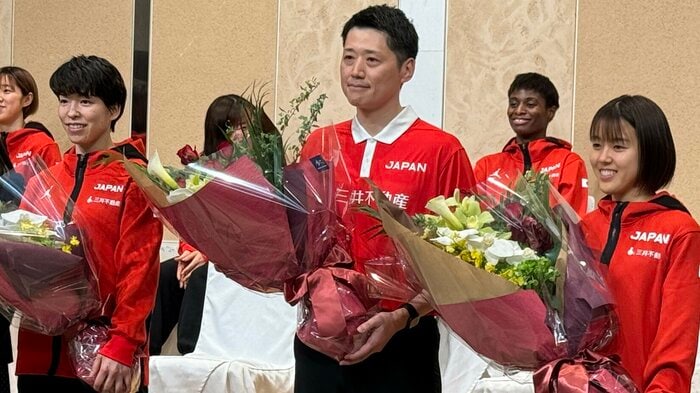 花束を受け取った恩塚亨監督(中央)。左はキャプテン林咲希選手、右は大会MVPとなった山本麻衣選手
