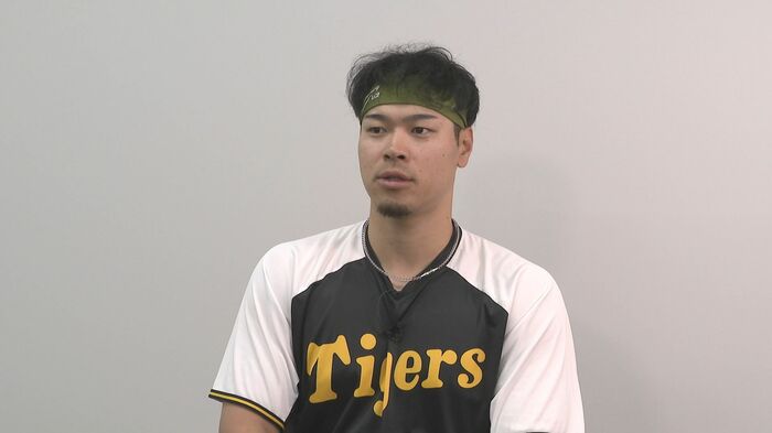 インタビューに応える佐藤輝明