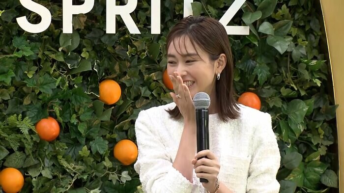 恥ずかしそうに笑みを浮かべる桐谷さん