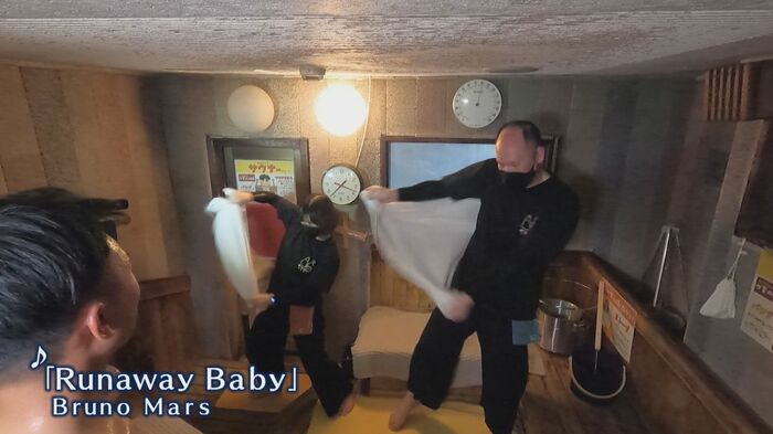 音楽に合わせてタオルを縦横無尽に操り、踊る
