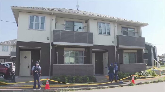 男の子(8)と女の子(5)が倒れているのが見つかったアパート(茨城・水戸市 24日午前9時ごろ)