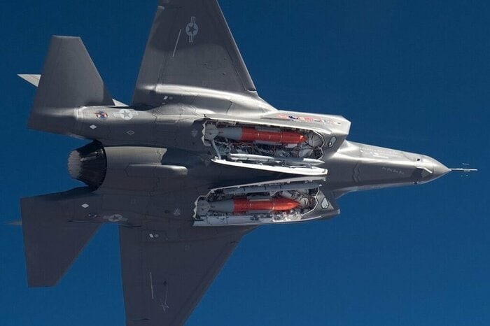 模擬核爆弾2発を搭載したF-35Aステルス戦闘機(オランダ空軍Xより)