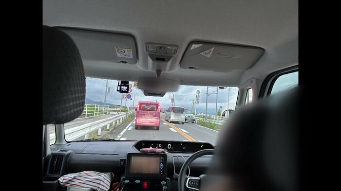 中央線は「追い越し禁止」のオレンジ色(佐賀市の国道)
